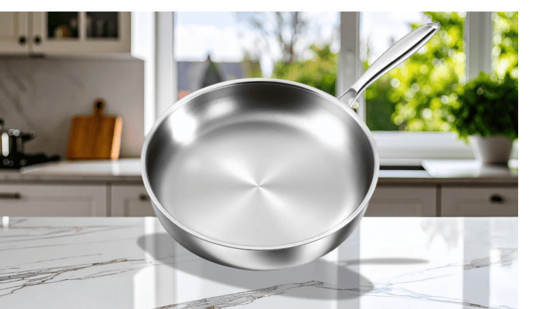 Frigideira antiaderente de aço inox com acabamento metálico polido em bancada de cozinha.