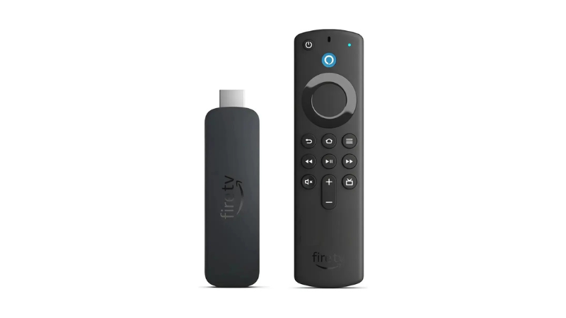 Dispositivo Amazon Fire TV Stick na cor preta, em formato de pendrive, ao lado de seu controle remoto com botões de navegação, controle de volume e um botão azul para ativar a assistente de voz Alexa.
