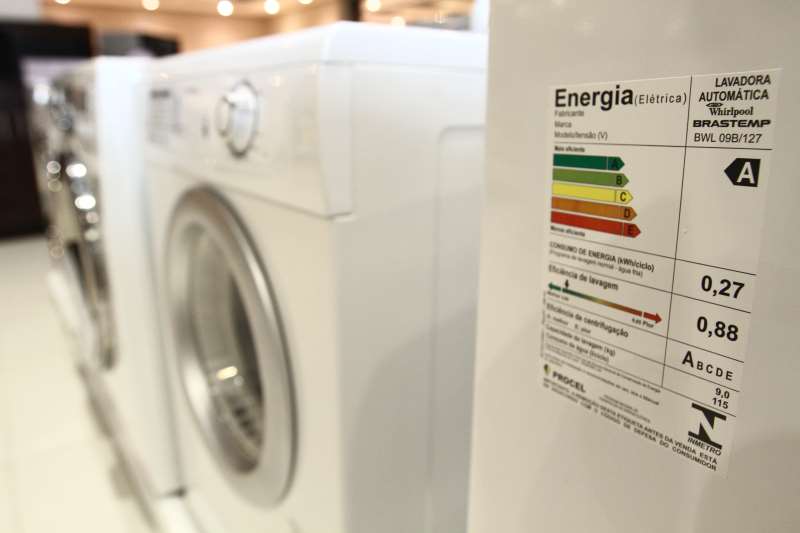 Selo Procel de eficiência energética em uma máquina de lavar, indicando classificação A para menor consumo de energia.