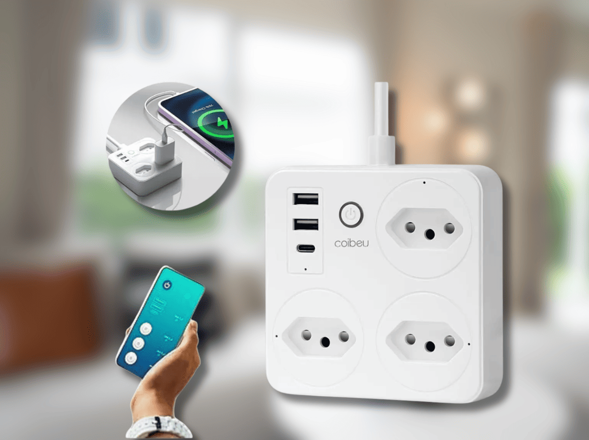 Tomada inteligente branca com múltiplas entradas USB e de energia, mostrando um celular carregando e um controle remoto smart, ilustrando a versatilidade do controle de dispositivos.