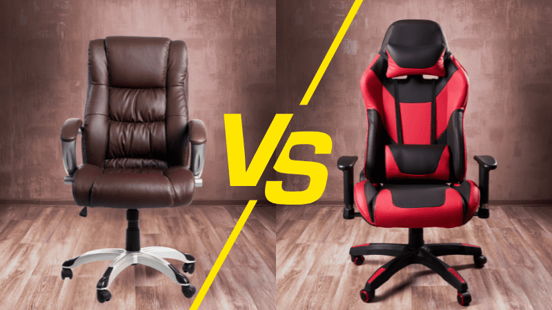 Cadeira Ergonômica de Escritório x Cadeira Gamer: Qual a Melhor para o Home Office? Comparativo entre uma cadeira de escritório marrom de couro e uma cadeira gamer vermelha e preta, divididas por um "VS" amarelo, em fundo de parede rústica e piso de madeira.